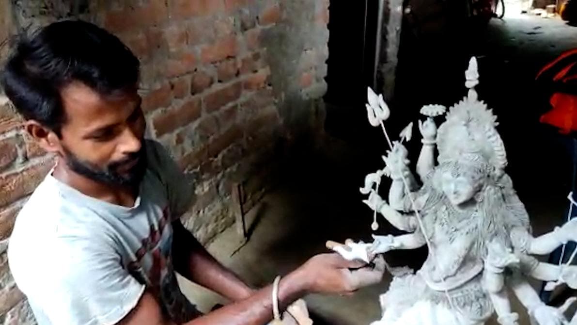 Concrete Durga: লোহা-বালি-সিমেন্ট দিয়ে দুর্গা প্রতিমা? তাক লাগালেন এই বিস্ময় শিল্পী