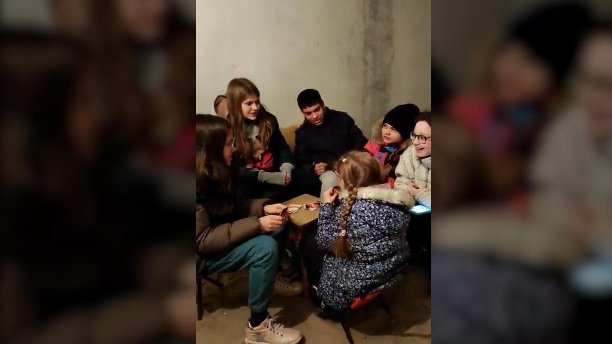 Russia Ukraine War: তাস খেলতে খেলতে জাতীয় সঙ্গীত একদল বাচ্চার, ইউক্রেনের বোমা শেল্টারের ভিডিও ভাইরাল