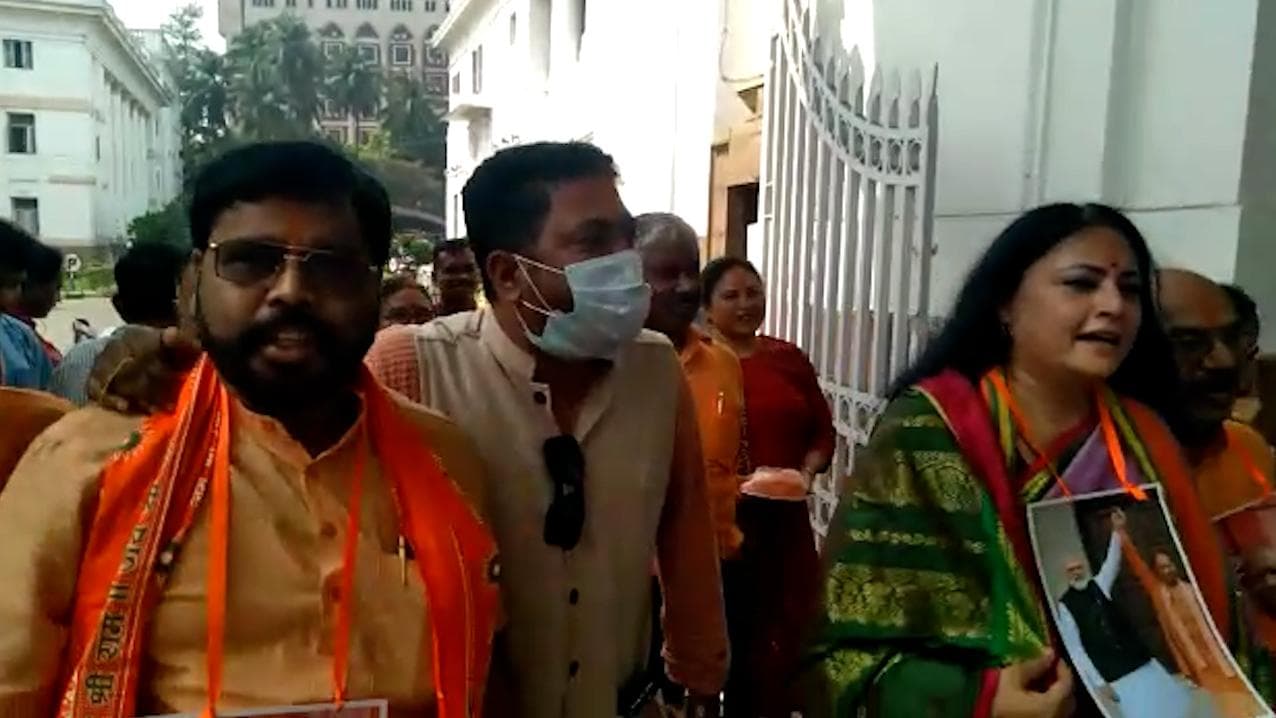 BJP Celebration: উত্তরপ্রদেশের উৎসব বাংলার বিধানসভায়, নেতৃত্বে শুভেন্দু, আসানসোলেও গেরুয়া ফাগ