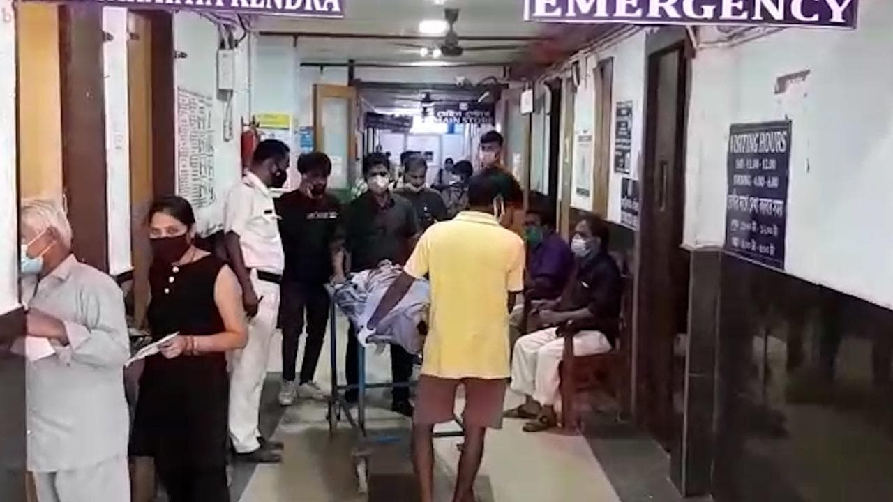 Saltlake Road accident : চলন্ত বাস থেকে নামতে গিয়ে বিপত্তি, বাসের পিছনের চাকায় পিষ্ট হয়ে মৃত্যু যাত্রীর