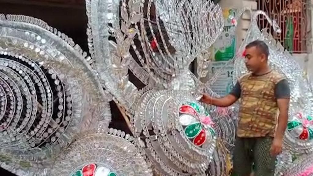 Durga Puja Daker Saaj artists: নাওয়া খাওয়া ভুলে বাগবাজারের মায়ের মুকুট বানাচ্ছেন এখানকার শিল্পীরা