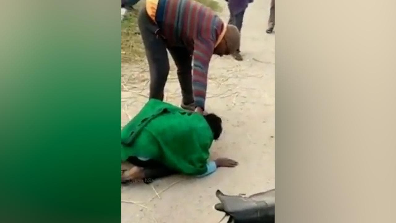 बिहार से बेहद शर्मनाक तस्वीर आई, मुखिया प्रत्याशी ने वोट ना देने पर थूक चटवाया 