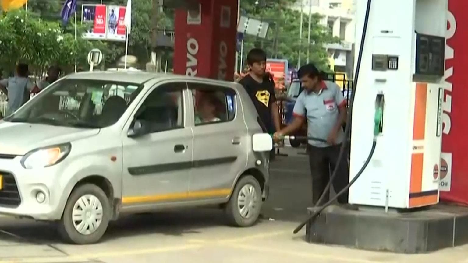 Petrol Price Hike: আবারও দাম বাড়ল পেট্রোলের! নাজেহাল সাধারণ মানুষ