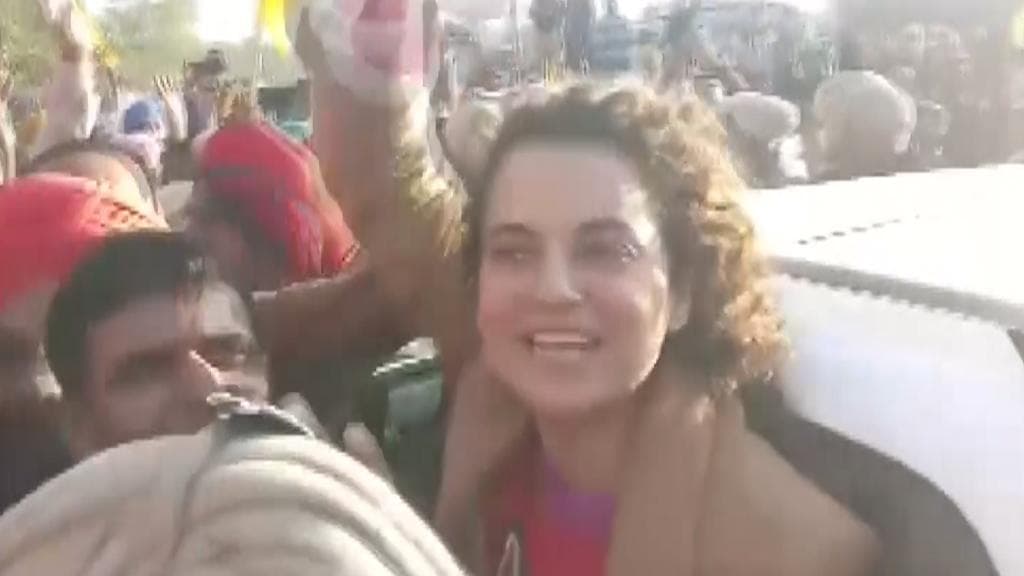 Farmers stopped kangana ranaut's car: 'ক্ষমা চাইতে হবে', কঙ্গনার গাড়ি আটকে বলেন আন্দোলনকারীরা