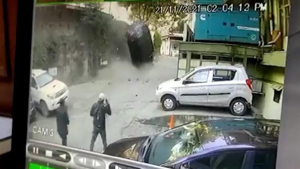 Shimla: बंदर को बचाने की कोशिश में सड़क से नीचे गिरी कार, CCTV में कैद घटना
