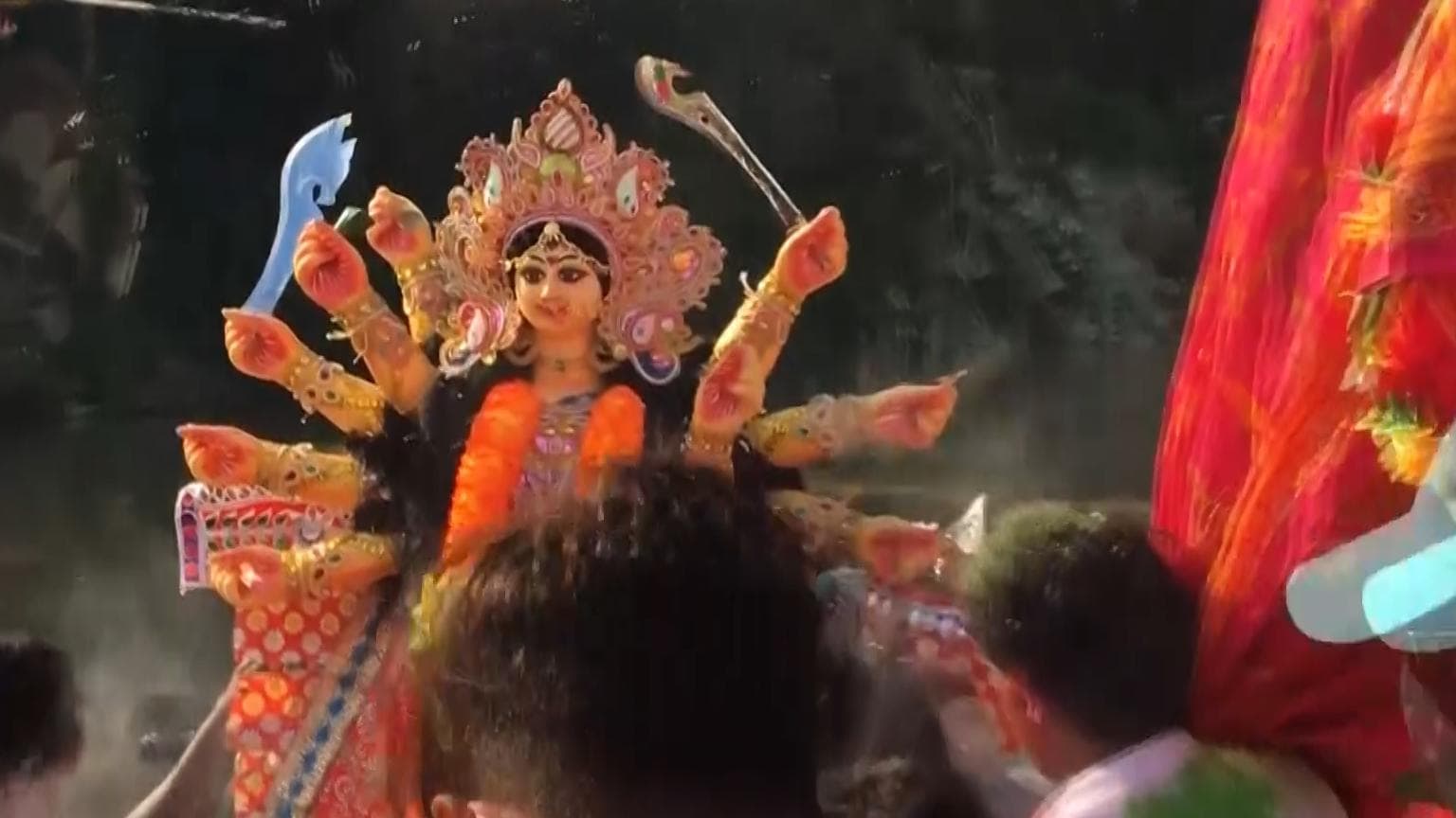 Durga Puja bisarjan: একাদশীতেও কলকাতার ঘাটে ঘাটে প্রতিমা বিসর্জন