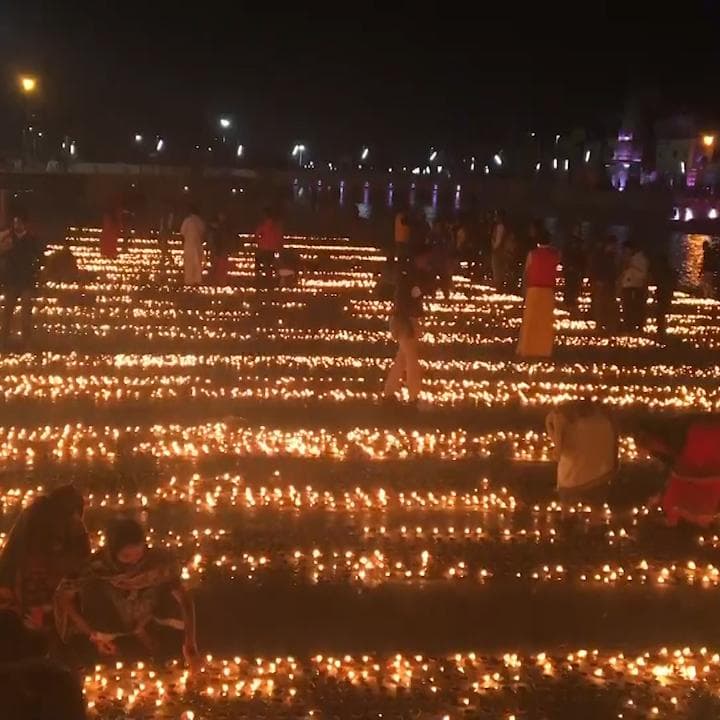 Watch: रामनगरी अयोध्या में 51 हजार दीये जलाकर मनाई गई देव दीपावली
