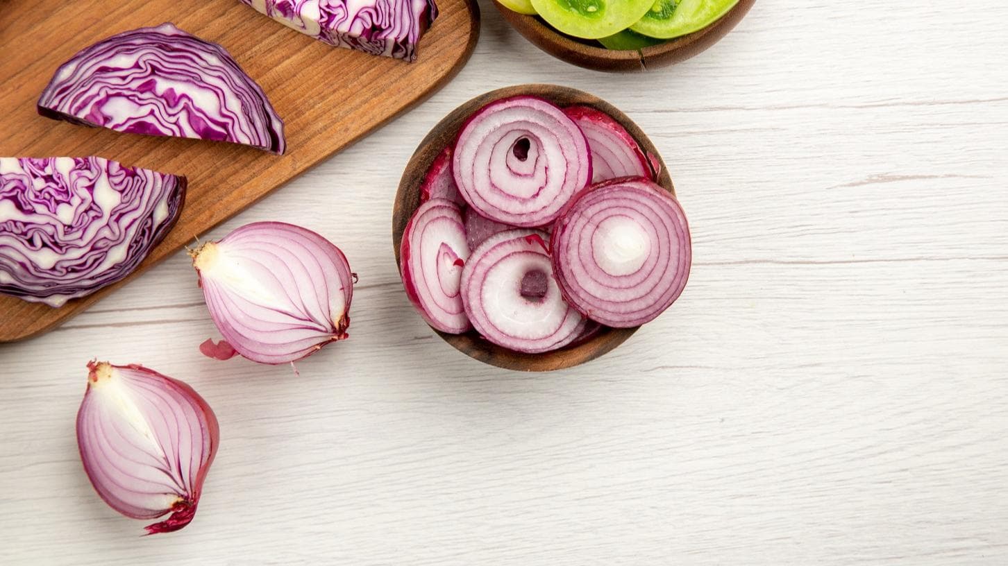प्याज काटते वक्त आते हैं आंसू? तो फिर आपके बड़े काम का है शेफ सारांश का नुस्खा