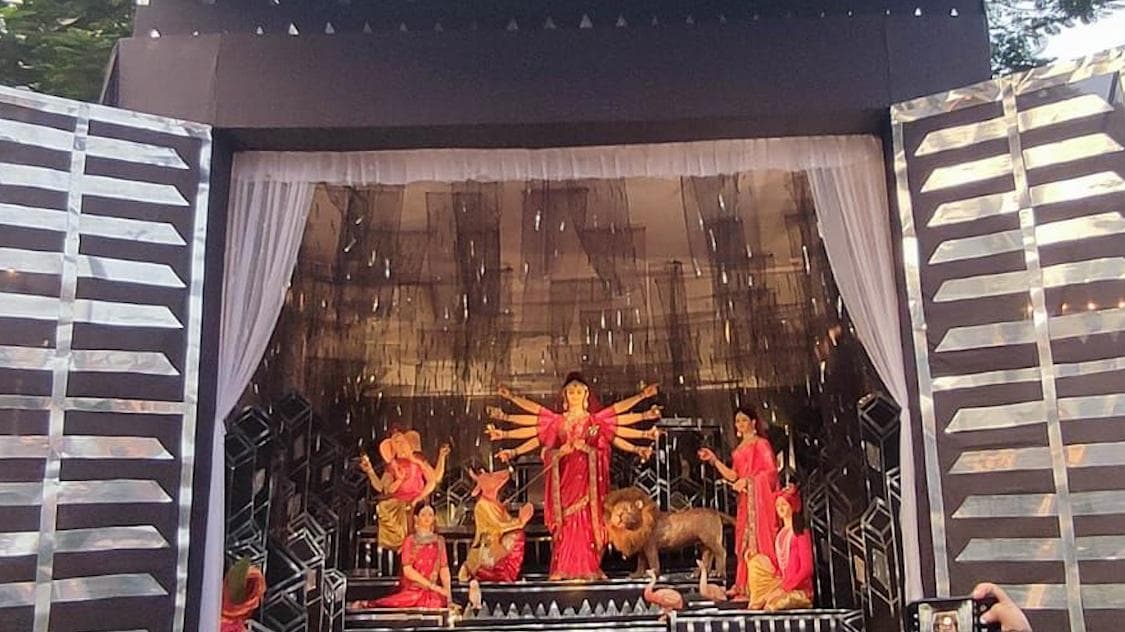 Kumortuli Durga Puja: কুমোরটুলি সর্বজনীনের থিম ভাবাচ্ছে মানুষকে,  মন্ডপে ভিড় চোখে পড়ার মতো