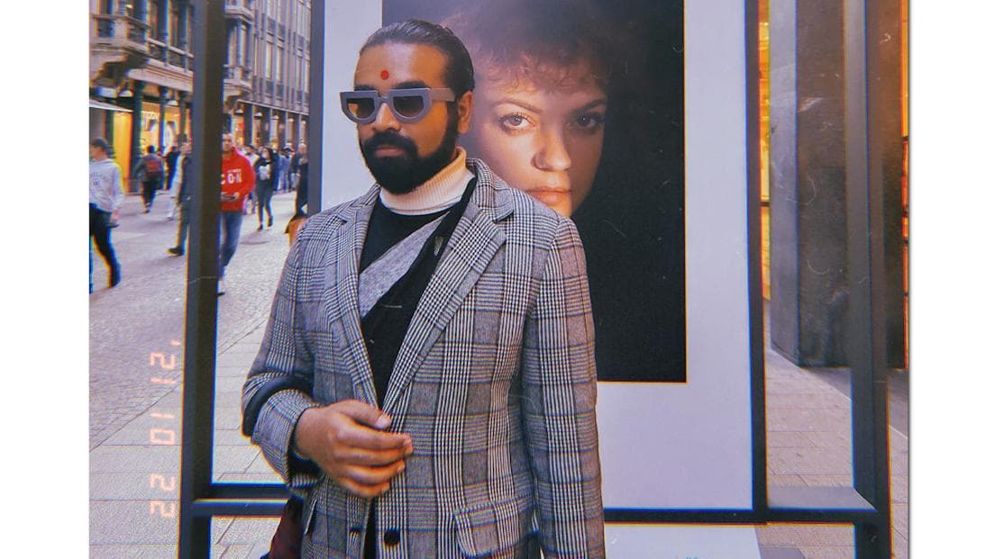 Pushpak Sen পরনে কালো শাড়ি, তার ওপর জরানো ওভার কোট, কপালে লাল টিপ, ইতালি কাঁপাচ্ছেন কলকাতার পুষ্পক