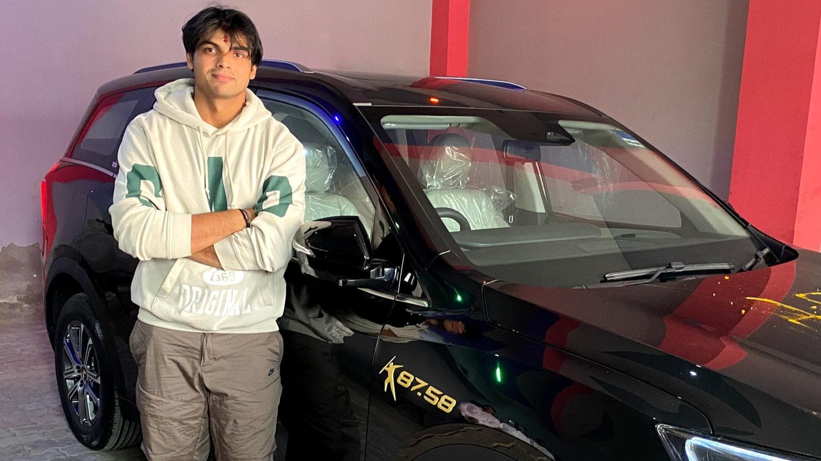 As promised, Neeraj Chopra gets his Mahindra XUV700 Javelin Gold edition from Anand Mahindra 