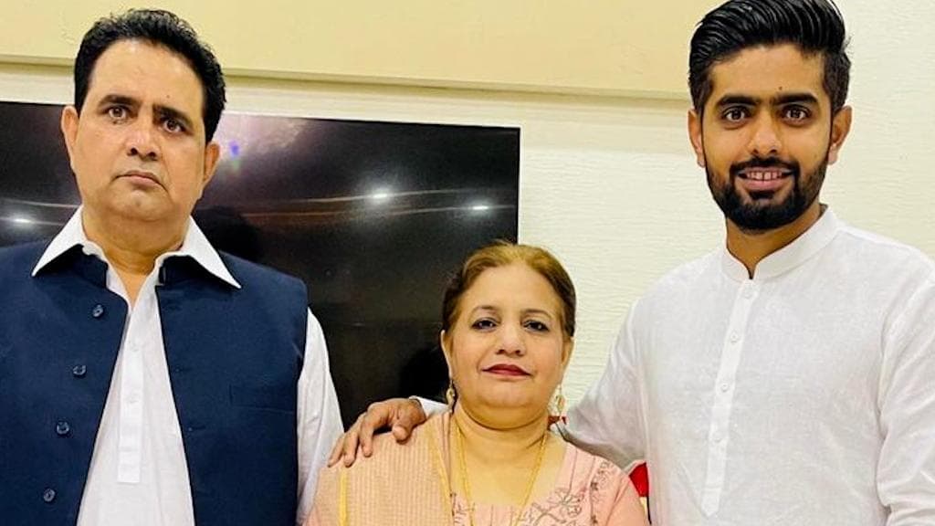 T20 World Cup 2021: ভারত-পাকিস্তান ম্যাচের দিন ভেন্টিলেটরে ছিলেন বাবরের মা, ইনস্টাগ্রামে জানালেন বাবা