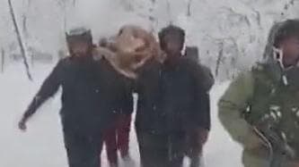 J&K: भारी बर्फबारी के बीच गर्भवती महिला के लिए मसीहा बने जवान, स्ट्रेचर पर लाद पैदल पहुंचाया अस्पताल