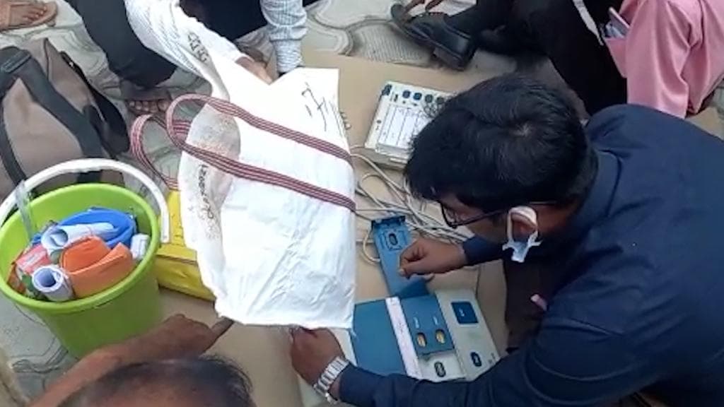 Tripura municipal Poll: রাত পোহালেই ত্রিপুরায় পুরভোট, EVM নিয়ে ভোটকেন্দ্রে যাচ্ছেন ভোটকর্মীরা