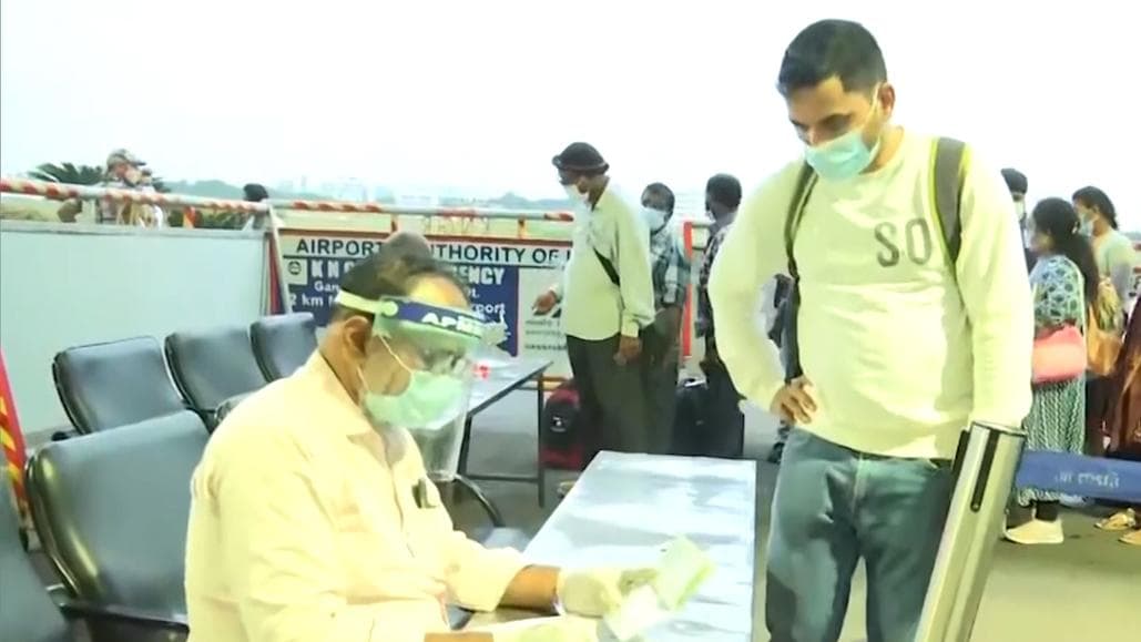 Omicron: বিদেশ ফেরত যাত্রীদের বাধ্যতামূলক নিভৃতবাস, করোনার দোসর ওমিক্রন ঠেকাতে নয়া নির্দেশিকা কেন্দ্রের