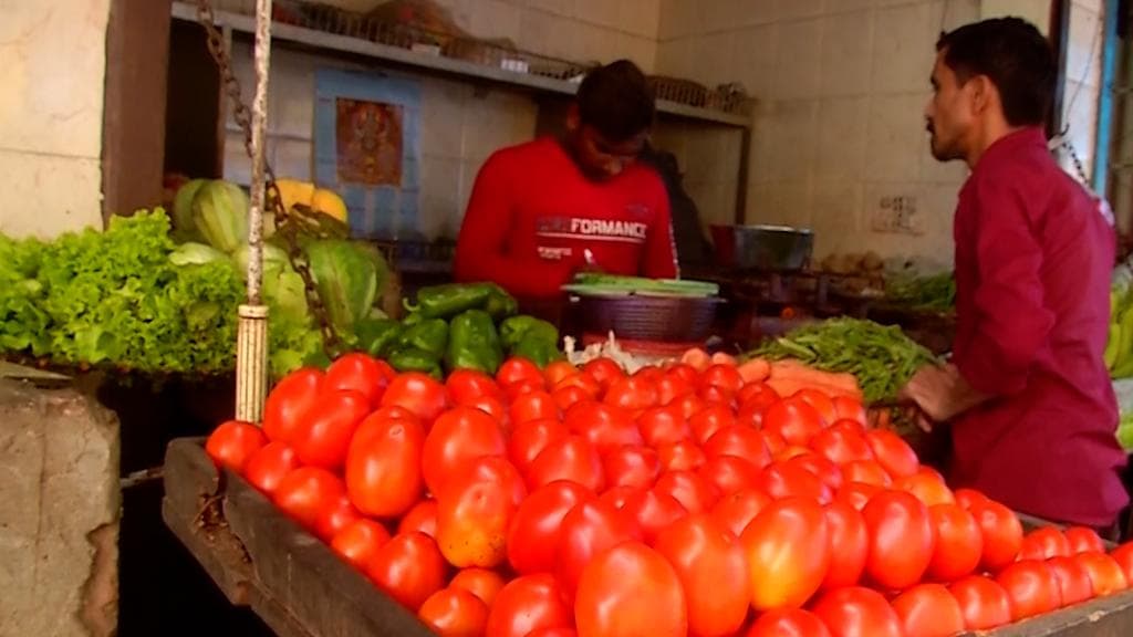 Tomato, onion prices rise sharply on high fuel rates, crop damages 