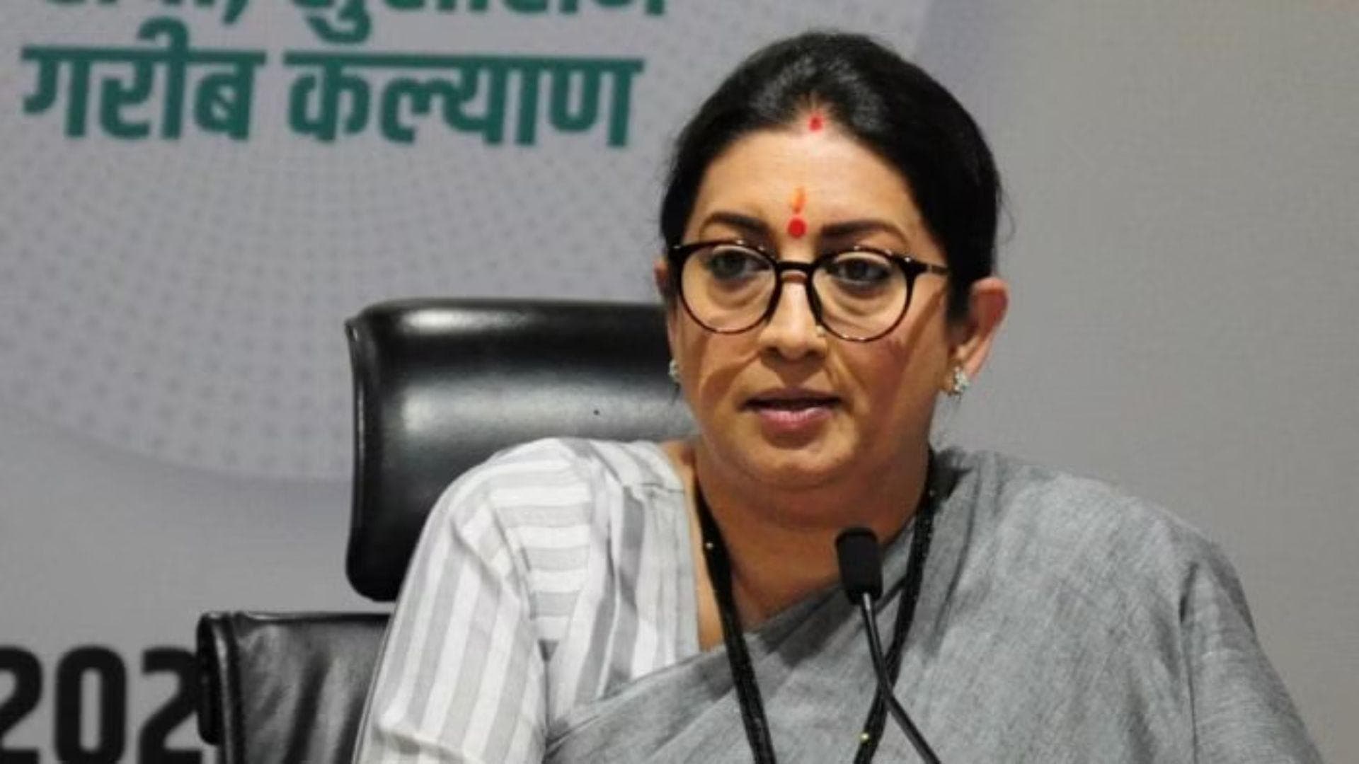 No-Confidence Debate| Congress kept clapping on Rahul's Mother India remark: Smriti Irani
