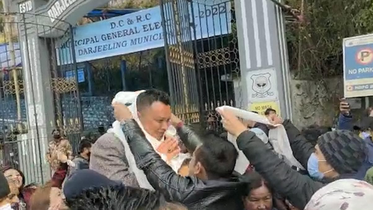 Darjeeling Civic Poll: বেকারি মালিক থেকে জননেতা! পাহাড়র নতুন নক্ষত্রকে স্বাগত জানালেন মমতা, গুরুং