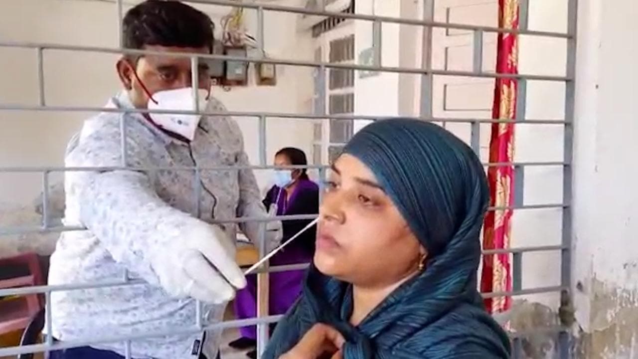 Omicron in India: আতঙ্কের নাম 'ওমিক্রন', ঘোজাডাঙা সীমান্তে চালু হল কোভিড পরীক্ষা শিবির