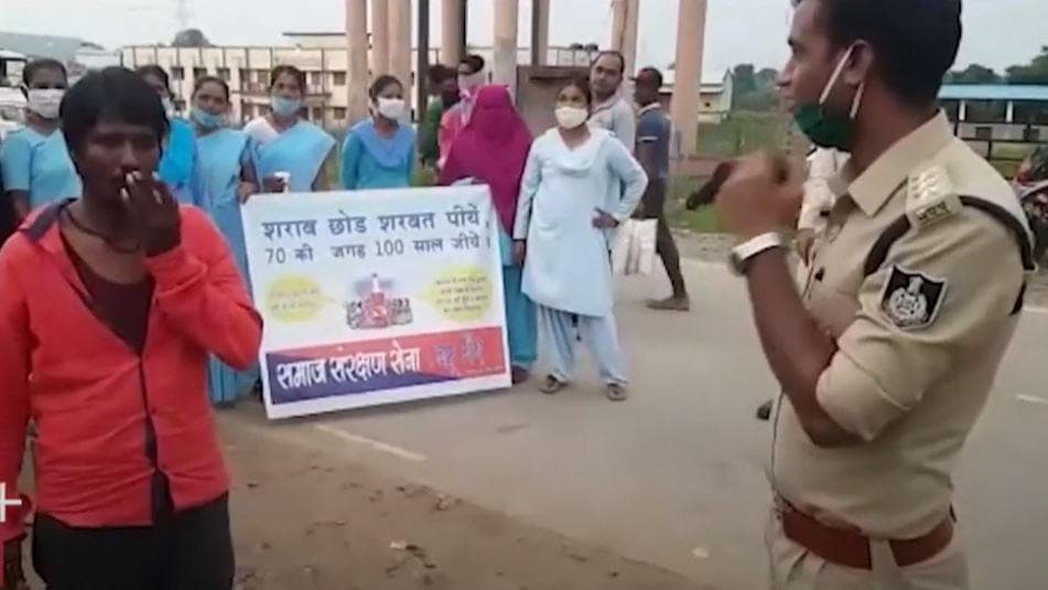 MP: बैतूल में पुलिस की शराबबंदी को लेकर ब्लू गैंग की अनोखी पहल