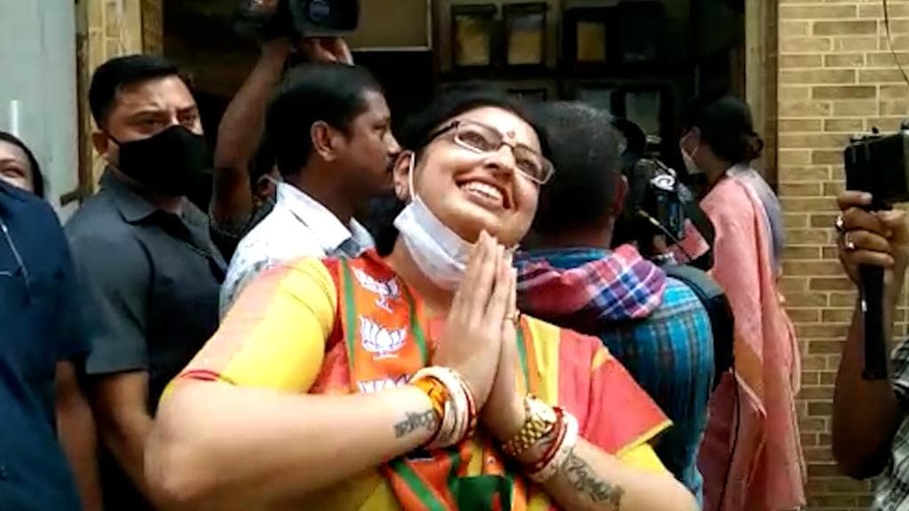 Bhawanipur: উত্তাপ বাড়ছে ভবানীপুরে! পুলিশ আধিকারিকের বিরুদ্ধে শ্লীলতাহানির অভিযোগ BJP প্রার্থী প্রিয়াঙ্কা