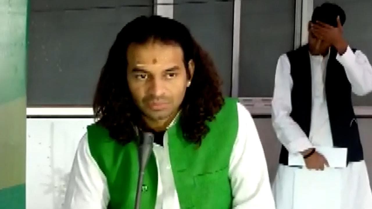 RJD Bihar: तेज प्रताप का इशारों-इशारों में तेजस्वी पर हमला, बोले- लालू यादव को बनाया गया बंधक 