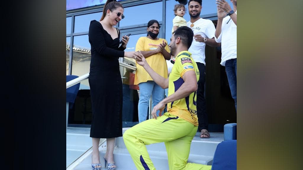 Deepak Chahar : আইপিএলের ম্যাচ শেষে বান্ধবীকে বিয়ের প্রস্তাব সিএসকে বোলারের