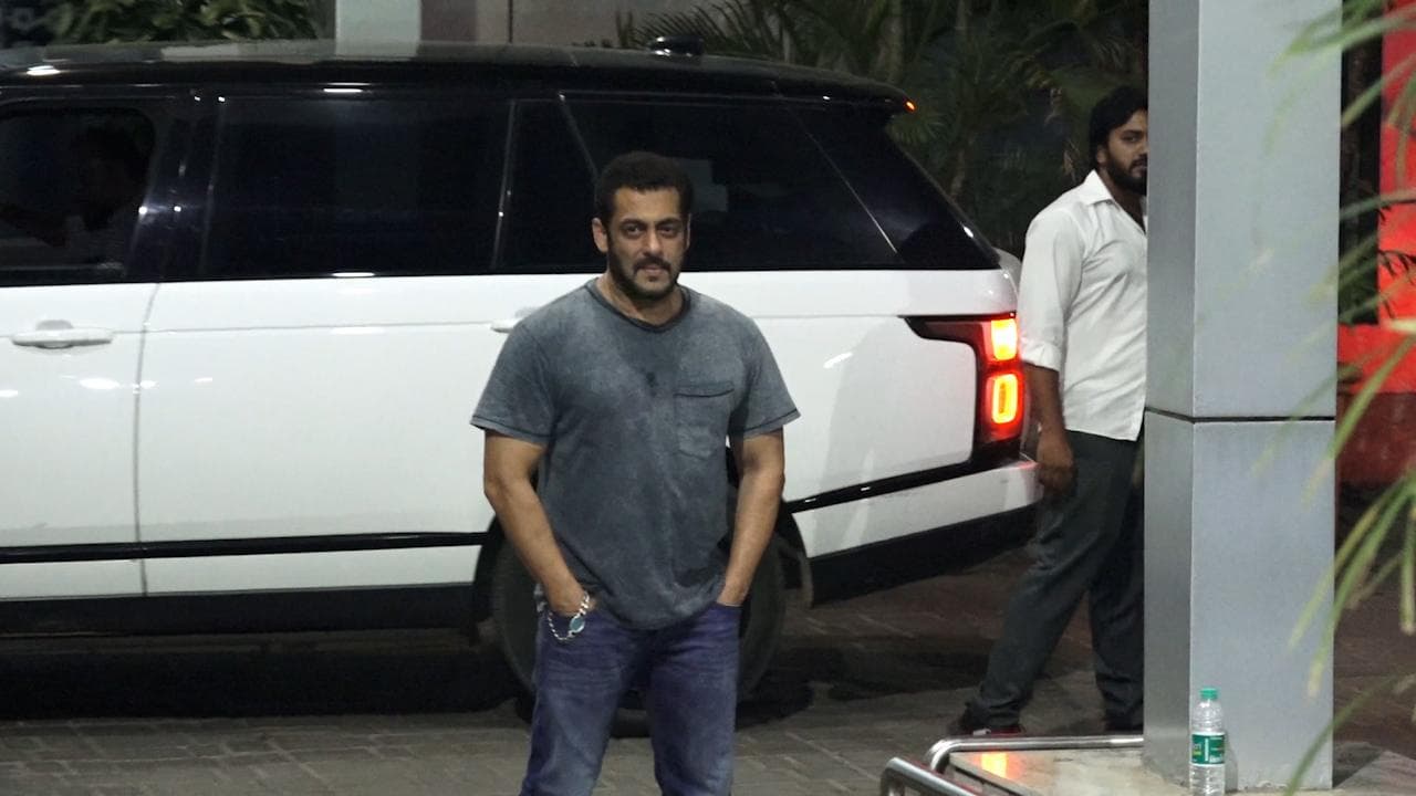 Salman Khan leaves for Da-bangg Tour on Katrina's D-day, Jacqueline dropped from tour