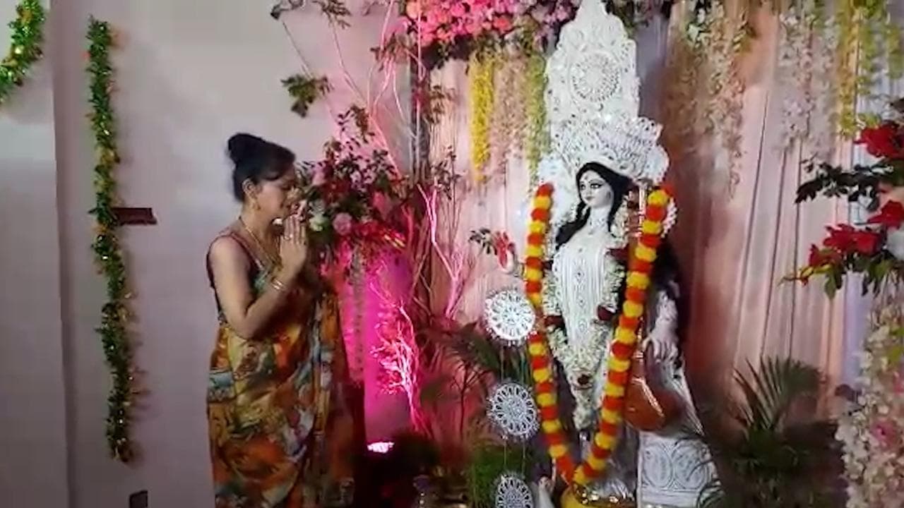 Indrani Halder : ইন্দ্রাণী হালদারের সরস্বতী পুজো কাটল বেহালার একটি স্কুলে, নিজের হাতেই করলেন পুজোর আয়োজন