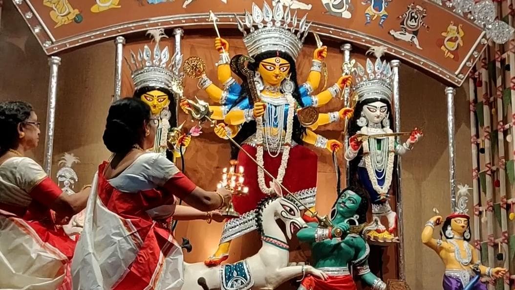 66 Pally Durga puja theme: পুজোর দায়িত্বে চার মহিলা পুরোহিত, এক ছকভাঙ্গা পুজোর গল্প শোনাচ্ছে ৬৬ পল্লী