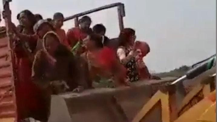 Viral Video: जेसीबी ने कुछ इस तरह से की महिलाओं की मदद, वीडियो वायरल