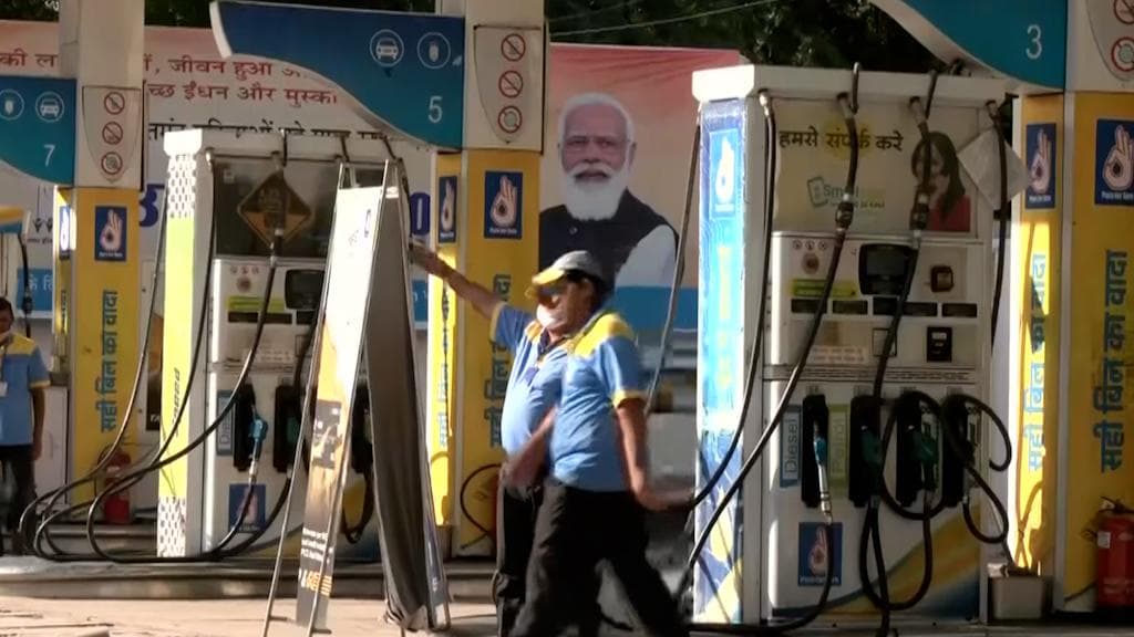 Petrol Price Hike: ফের লাগামছাড়া মূল্যবৃদ্ধি পেট্রোল-ডিজেলের! মাথায় হাত আমজনতার