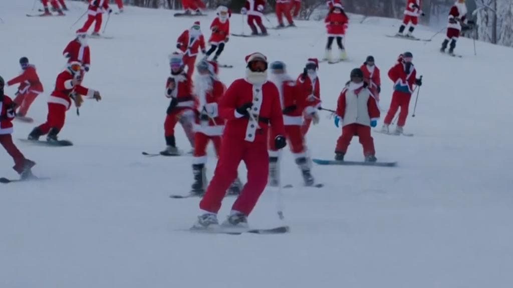 Santa Claus: বরফের দেশ দাপিয়ে স্কি করছে শ'দুয়েক সান্টা ক্লজ! ব্যাপারখানা কী?