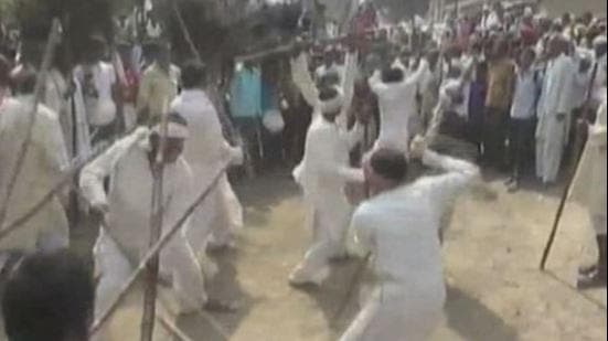 Lathmar Diwali: बुंदेलखंड में मनाई गई 'लट्ठमार दिवाली', ढोल-ताशों की थाप पर जमकर थिरके लोग