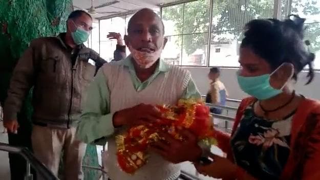 UP Viral Video: 'लड्डू गोपाल' की मूर्ति का हाथ टूटने पर फूट-फूटकर रोया पुजारी, पट्टी कराने पहुंचा अस्पताल