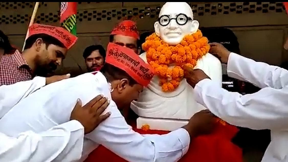 Gandhi Jayanti: बापू की प्रतिमा पर फूट-फूट कर रोए सपा नेता! वीडिया viral