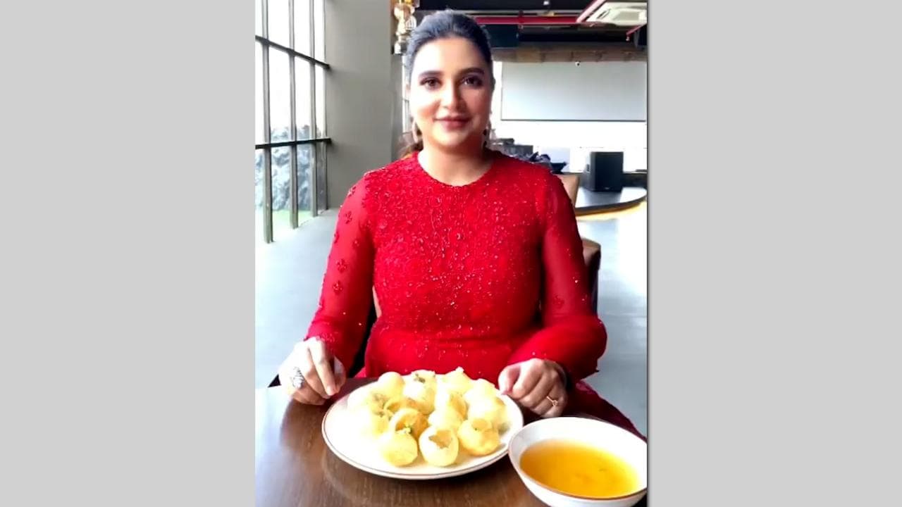 Subhashree Ganguly : ৩০ সেকেন্ডে কতগুলো ফুচকা খেলেন শুভশ্রী ? দেখুন ভিডিয়ো