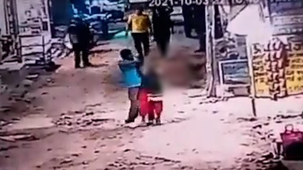 Caught on CCTV: Man slits woman's throat on busy Delhi street