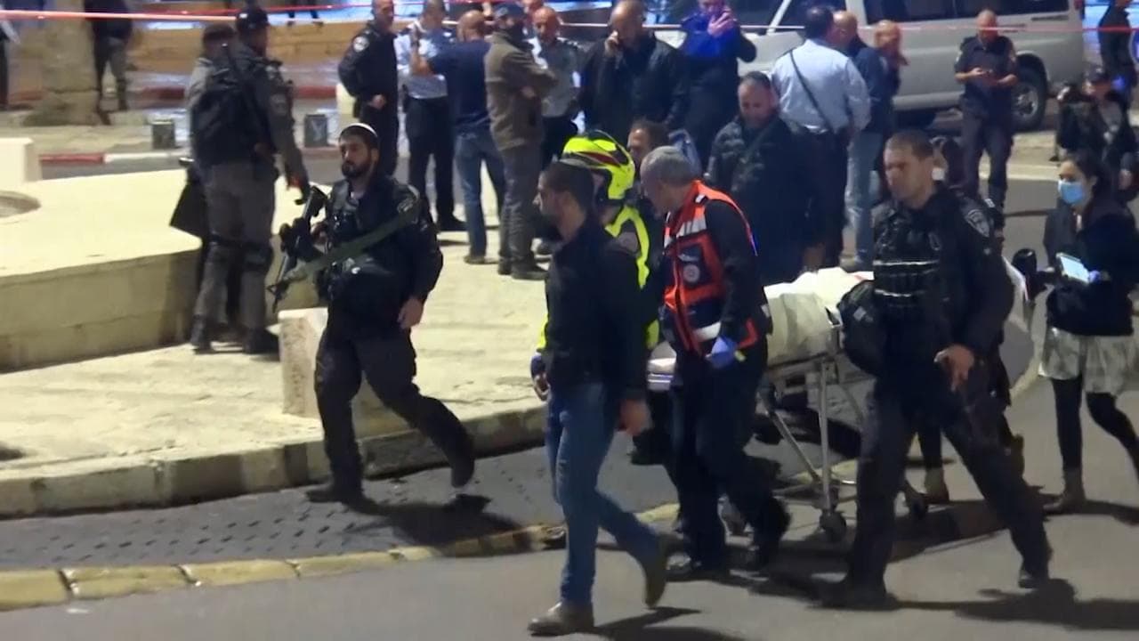 On camera: police shoot Palestinian after Jerusalem stabbing