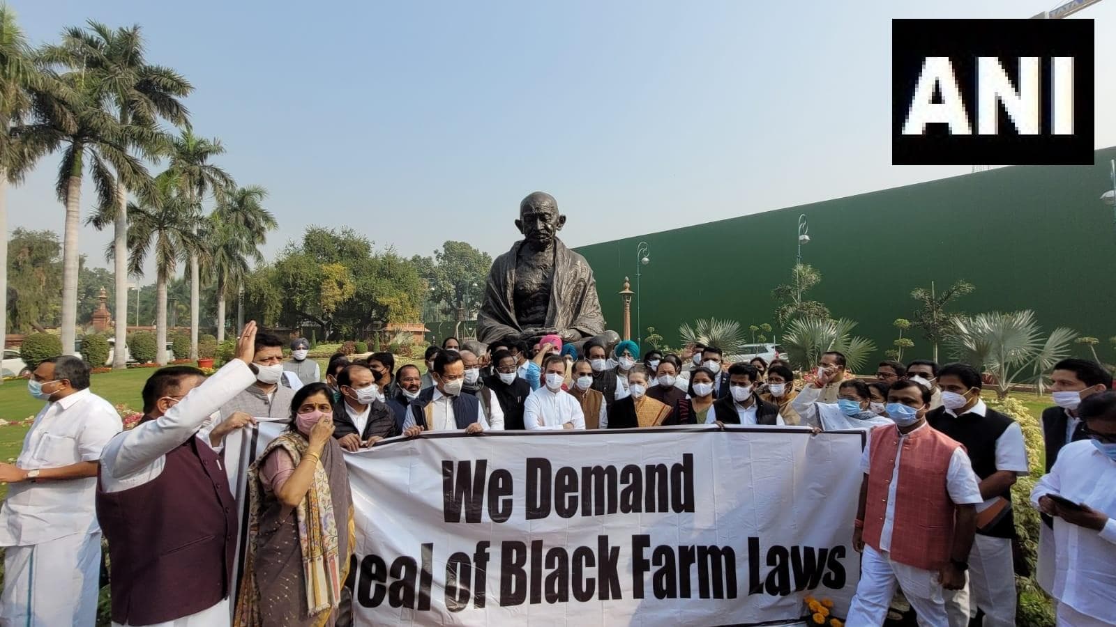 Parliament Session: कांग्रेस का संसद परिसर में प्रदर्शन, राहुल बोले- अन्नदाता के नाम का सूरज उगाना है