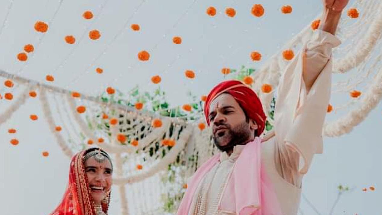 Rajkummar Rao-Patralekha Wedding: ওড়না জড়াল বানান বিতর্কে, রাজকুমার-পত্রলেখার ছিমছাম বিয়ে এখন শিরোনামে