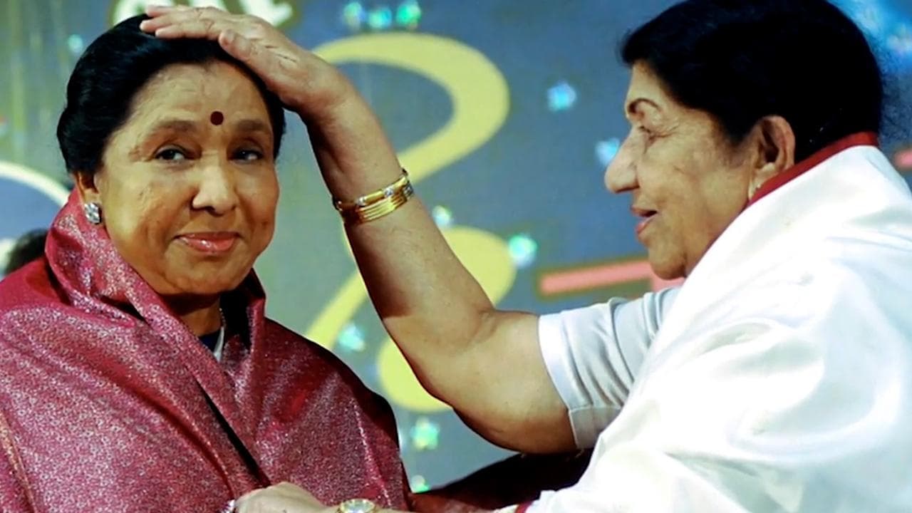 Lata से मिलने अस्पताल पहुंचीं Asha, देखें बाहर निकलकर क्या बोलीं?