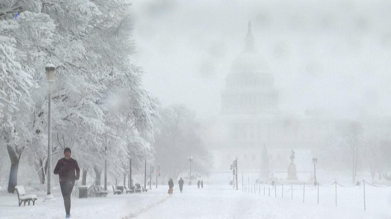 Snowfall In US: बर्फ की सफेद चादर से ढकी अमेरिकी राजधानी, ठंड का 50 साल पुराना टूटा रिकॉर्ड