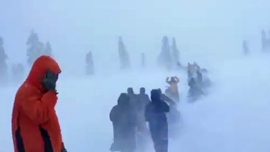 Gulmarg Snowstorm: গুলমার্গে তুষারঝড়, কী ভাবে বাঁচলেন পর্যটকেরা?