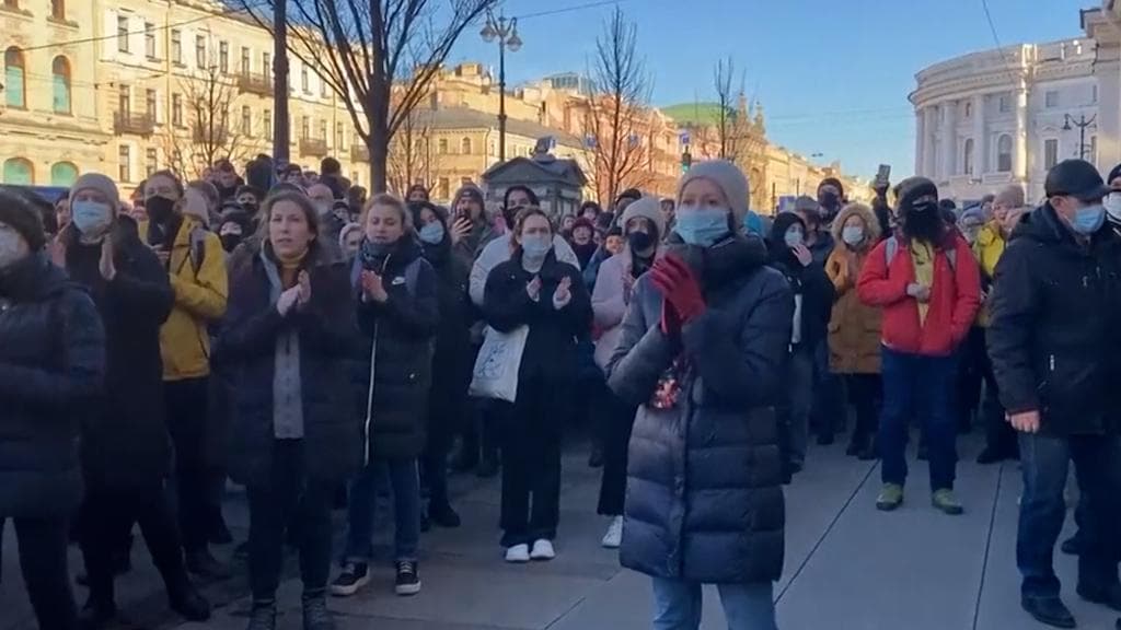 Russia Ukraine War : যুদ্ধের বিরুদ্ধে বিক্ষোভ রাশিয়ায়, প্রতিবাদীদের গ্রেফতার করল পুলিশ
