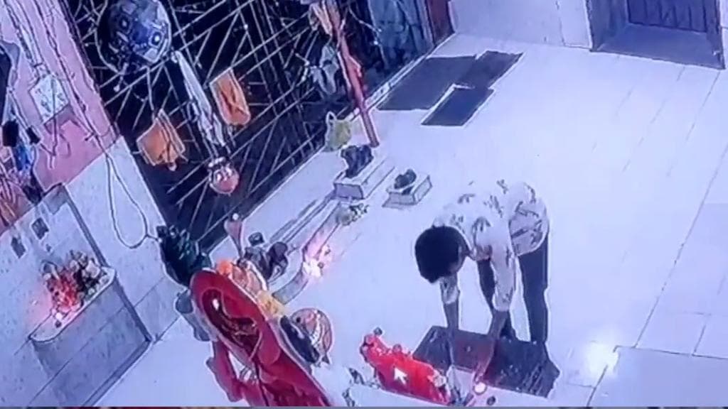 Viral News: मंदिर में चोर ने पहले की भगवान से प्रार्थना, फिर किया ऐसा काम...वीडियो वायरल