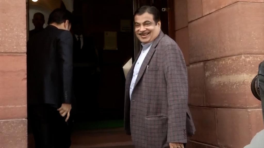 Petrol pump on the menu for highway dhaba owners, Gadkari's new proposal