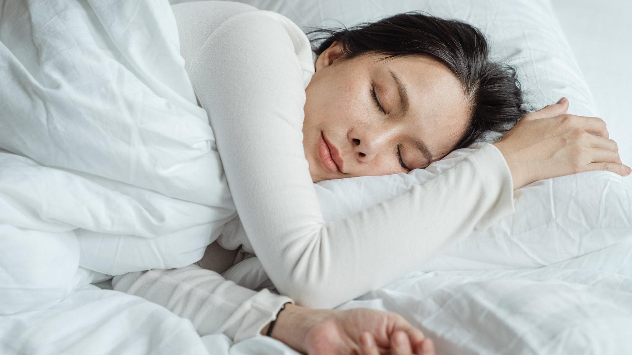 Attention! Your terrible sleep habits are making you eat more junk food