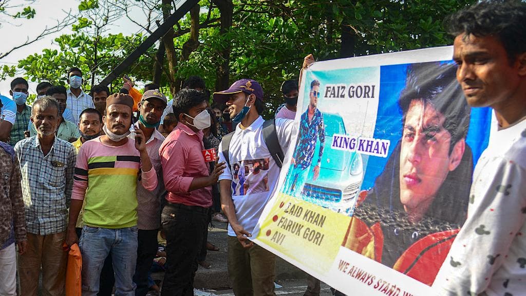 Aryan Khan: শাহরুখ অনুরাগীদের উচ্ছ্বাসে ভেসে মন্নতে ফিরলেন আরিয়ান