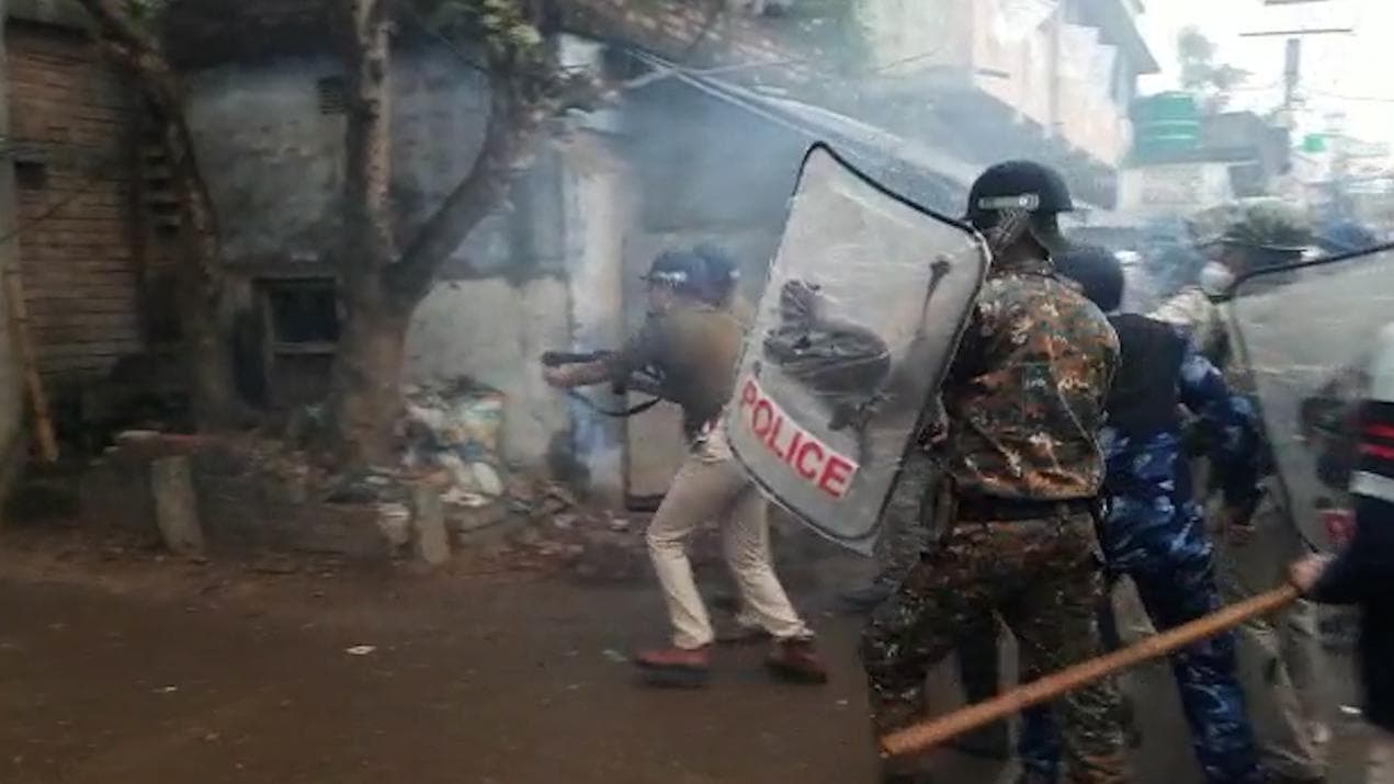 West Bengal Municipal Election: ধুলিয়ানে পুলিশকে লক্ষ্য করে বোমাবাজি, নিয়ন্ত্রণে কাঁদানে গ্যাস, আটক ৭